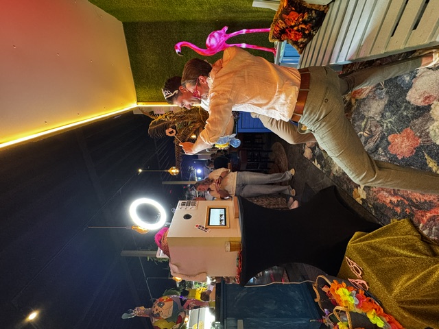 Photobooth met ringlamp midden op het feest – verhuur door Uitjes2go in Ede