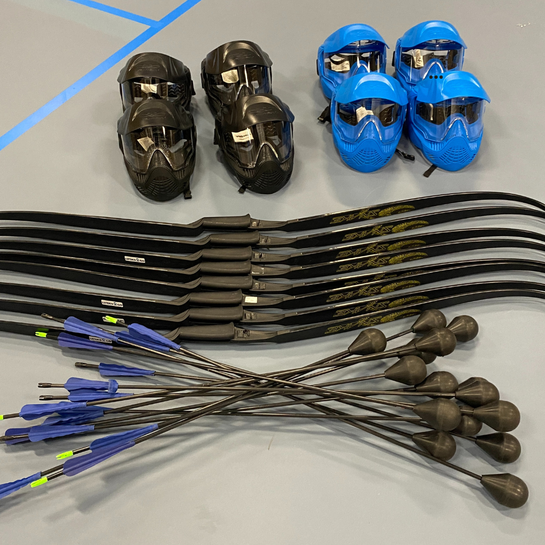 Bogen, pijlen met foamtop en beschermende maskers van de Archery Tag-set – verhuur door Uitjes2go in Ede