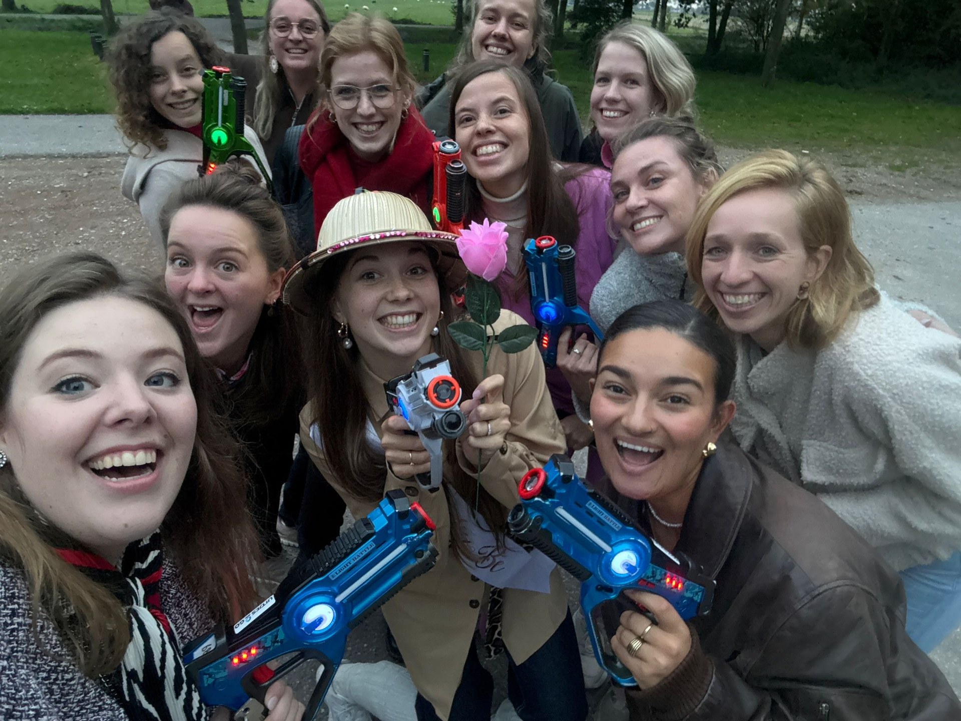 Vriendengroep met laserguns tijdens een buitenuitje – verhuur door Uitjes2go in Ede