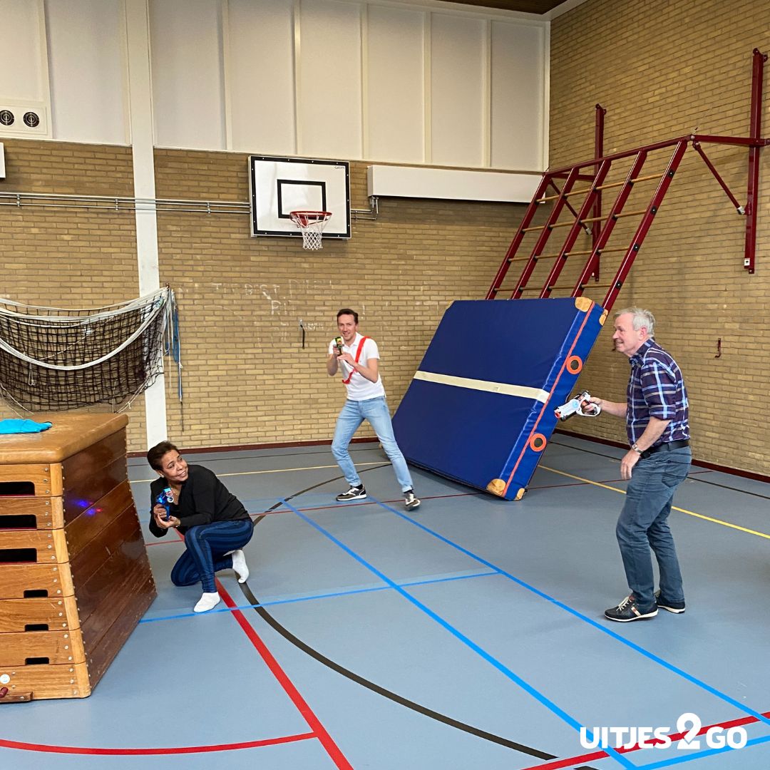 Een echte Uitjes2go-lasergame-activiteit in de gymzaal