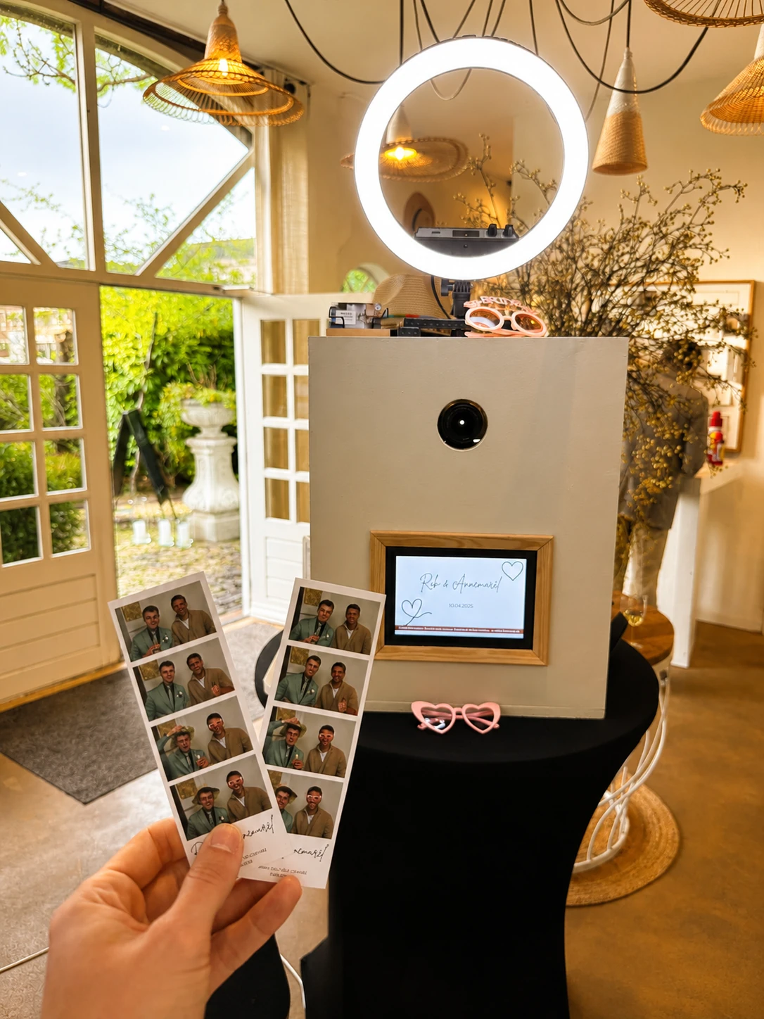 Photobooth met ringlamp en fotostrips – photobooth huren bij Uitjes2go