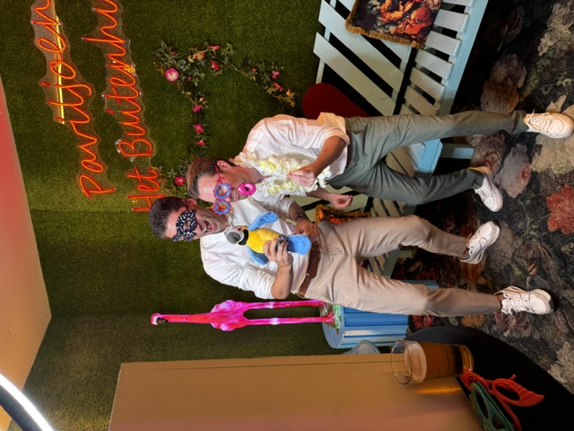 Twee feestgangers poserend met kleurrijke props bij de photobooth – verhuur door Uitjes2go in Ede