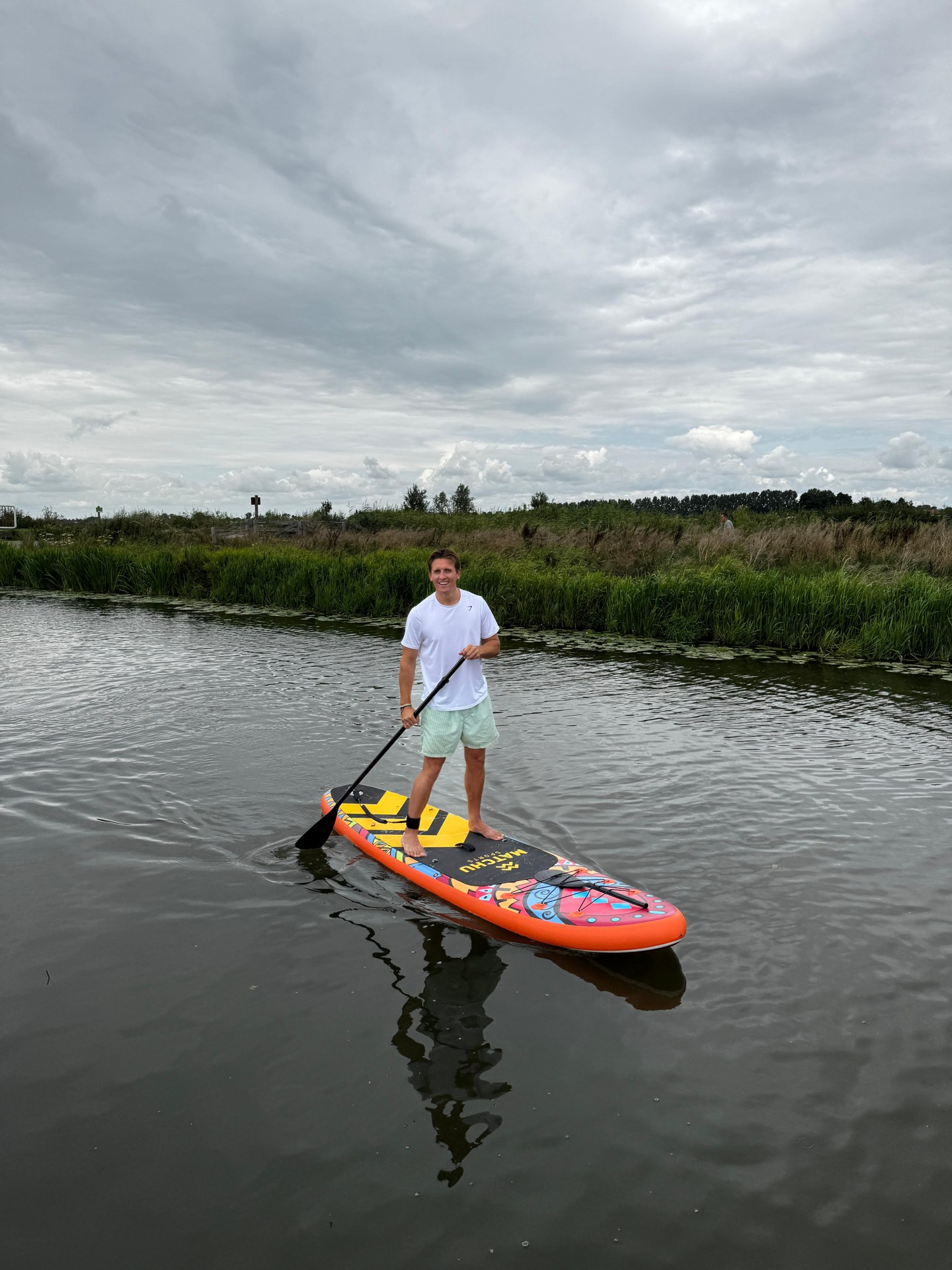 Staand op een SUP-board op het water – verhuur door Uitjes2go in Ede
