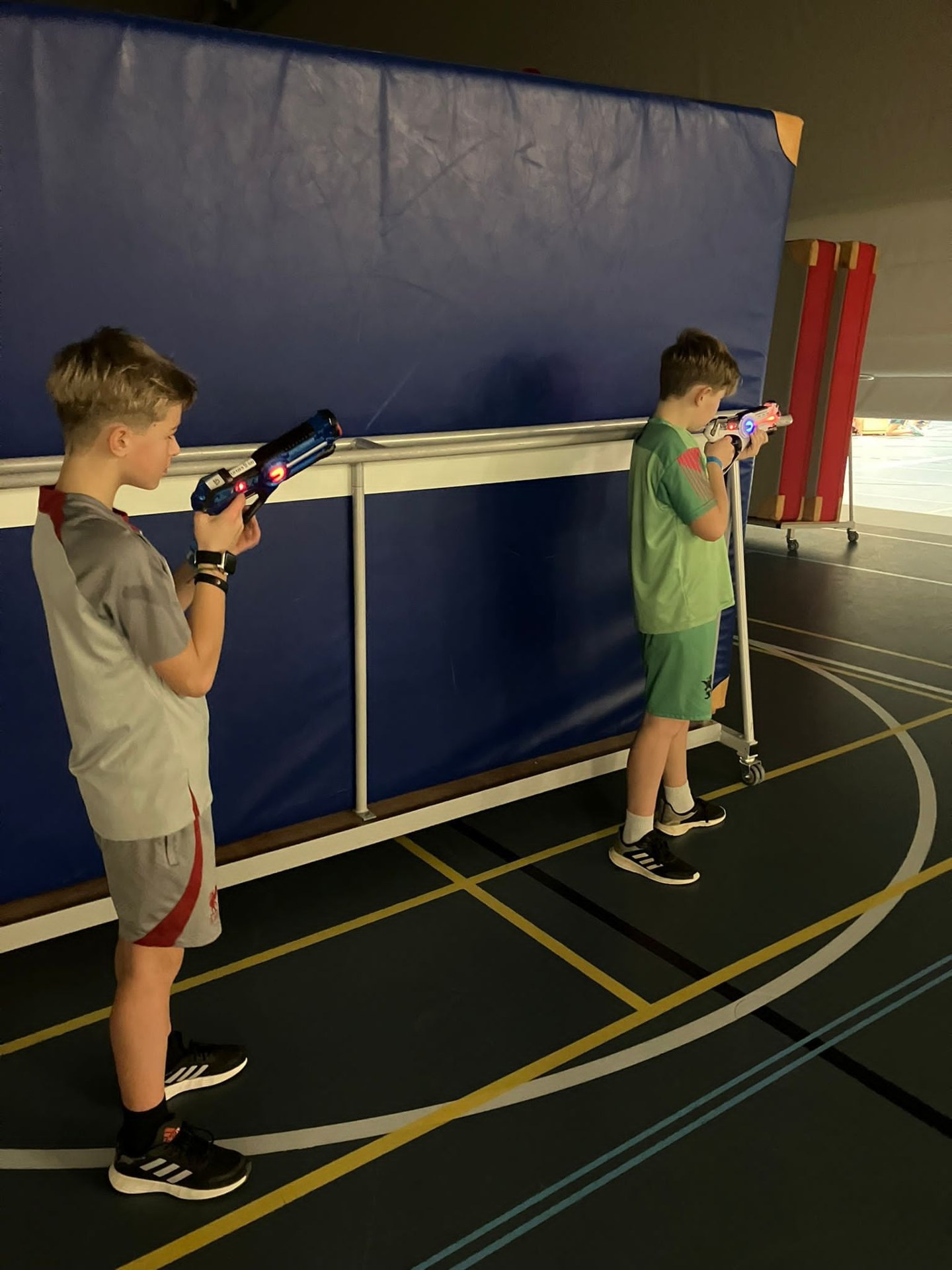 Kinderen lasergamen in een sporthal – verhuur door Uitjes2go in Ede