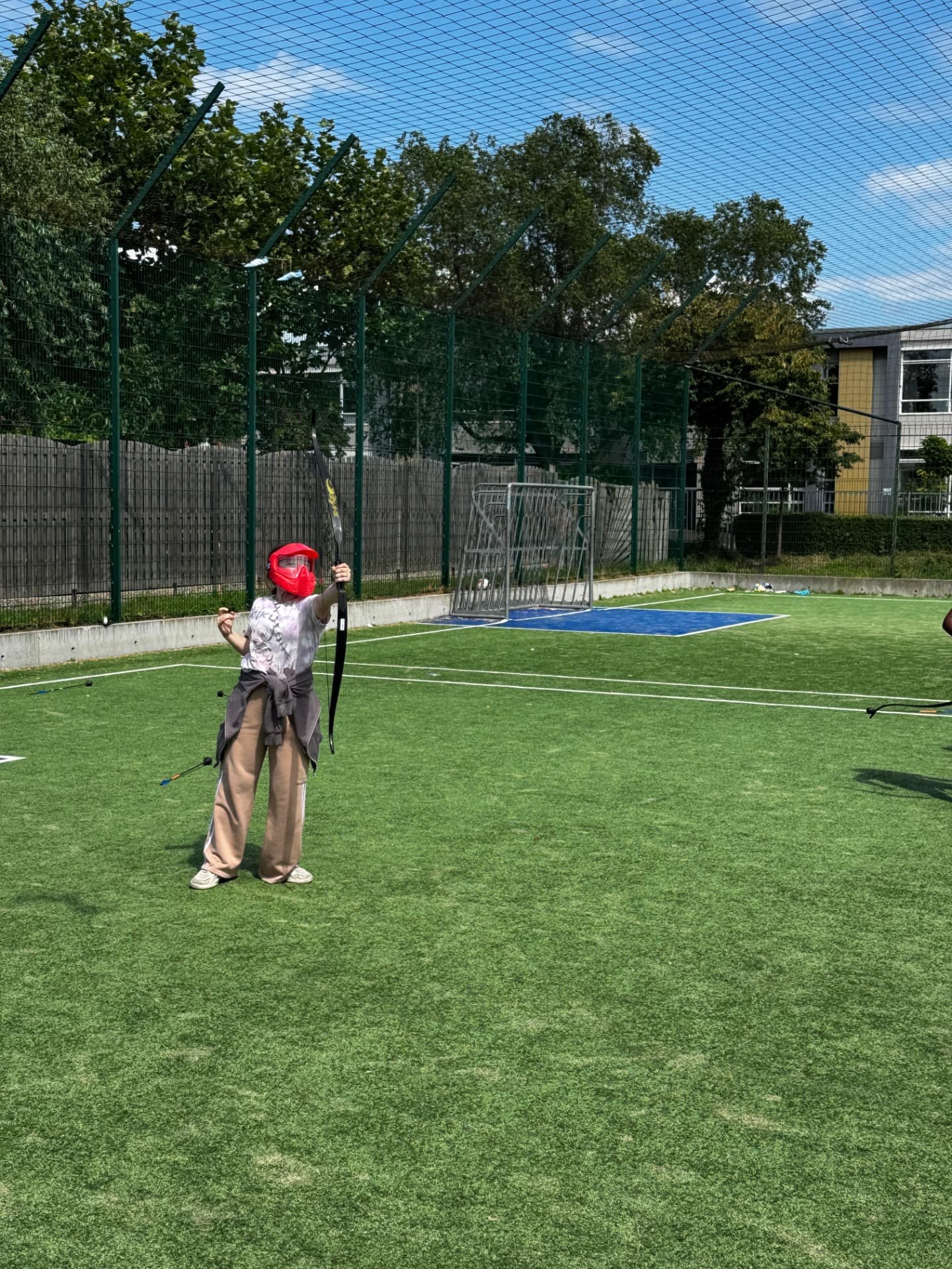 Archery Tag met boog en masker op een buitensportveld – verhuur door Uitjes2go in Ede
